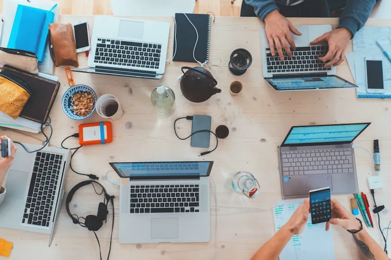 Equipe Code 369 reunida em ambiente de tecnologia